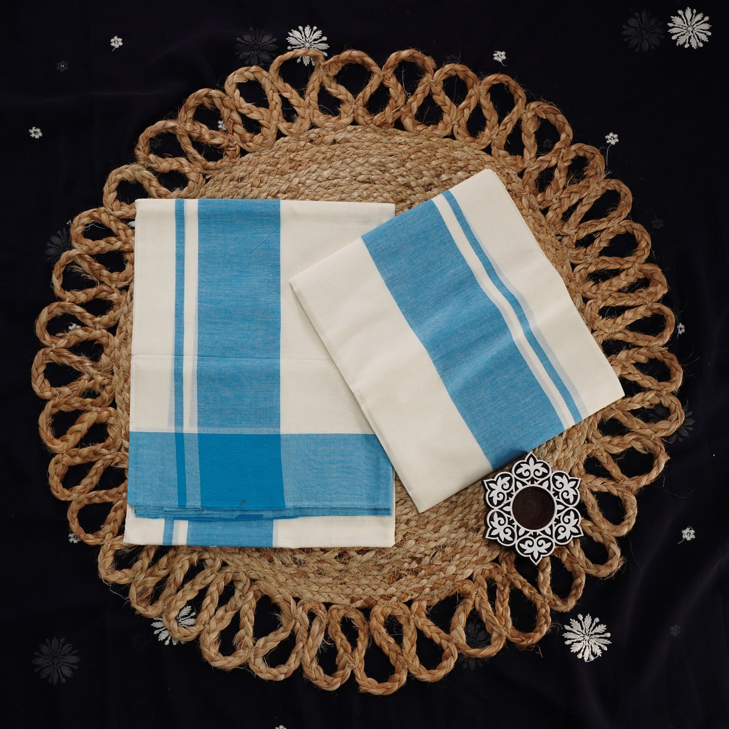 MULLOTH PLAIN KARA SETMUNDU WITH PRINTED BLOUSE