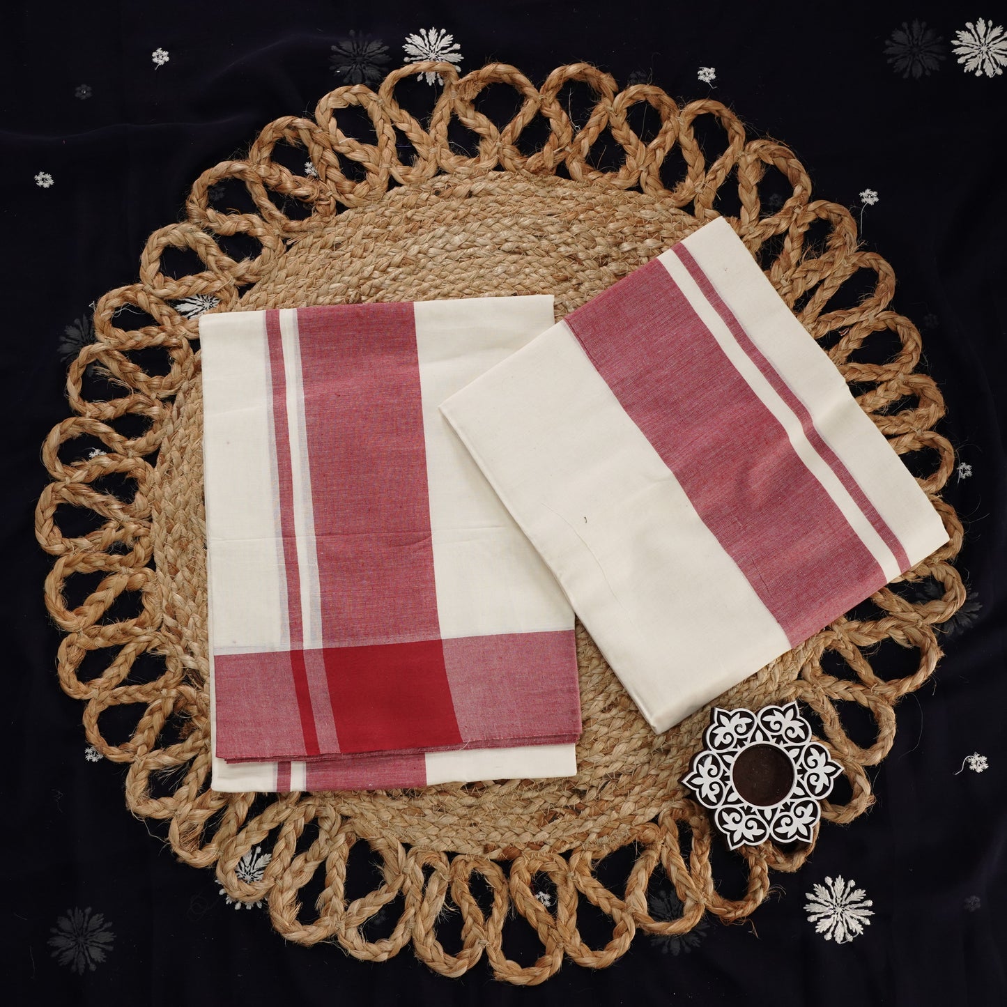 MULLOTH PLAIN KARA SET MUNDU WITH PRINTED BLOUSE